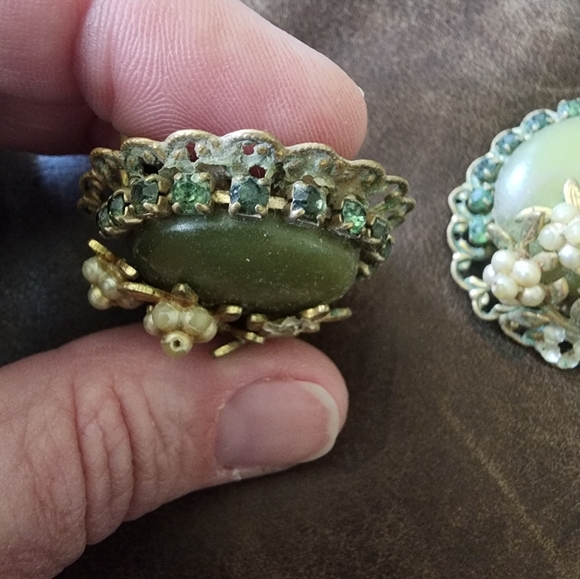 Vintage green clip on earrings - Picture 5 of 8